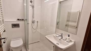 Appartement, terras, uitzicht op de binnenplaats | Badkamer | Een haardroger, pantoffels, handdoeken, zeep