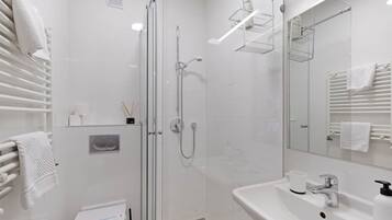 Appartement, patio, vue cour intérieure | Salle de bain | Sèche-cheveux, chaussons, serviettes fournies, savon