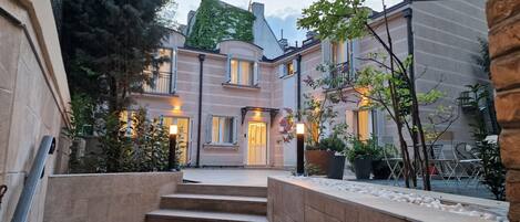 Lägenhet Deluxe - uteplats - utsikt mot innergården | Terrass/Patio