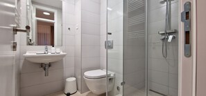 Căn hộ Deluxe, sân hiên, quang cảnh sân vườn | Phòng tắm | Máy sấy tóc, dép đi trong nhà, khăn tắm, xà phòng 