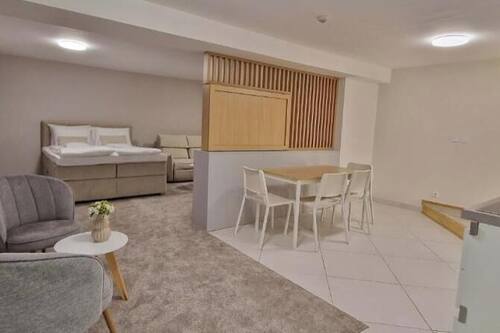 Appartamento Deluxe, patio | Una cassaforte in camera, insonorizzazione, ferro/asse da stiro