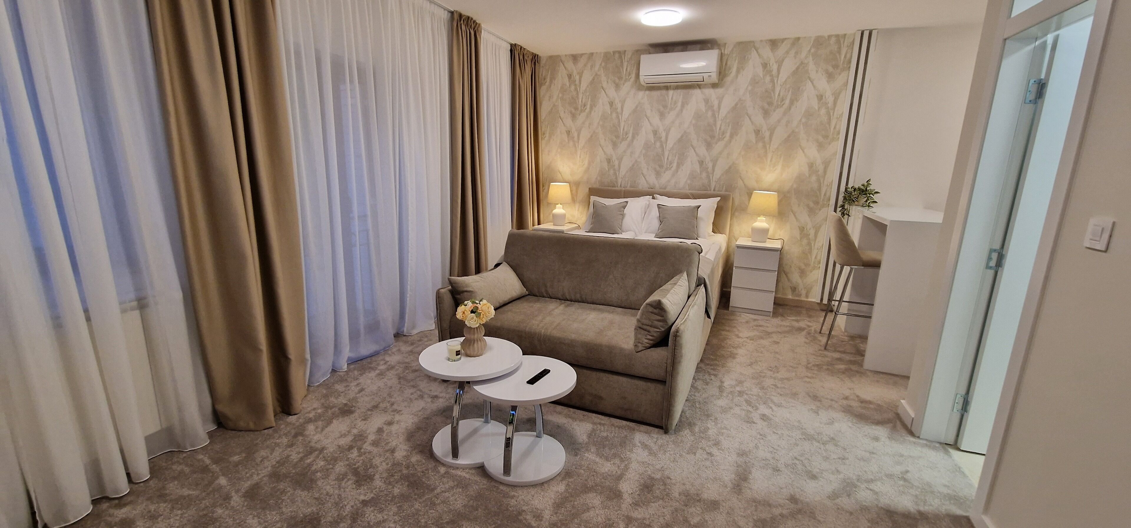 Apartamento luxo, varanda, vista para o pátio | Cofres nos quartos, quartos à prova de som