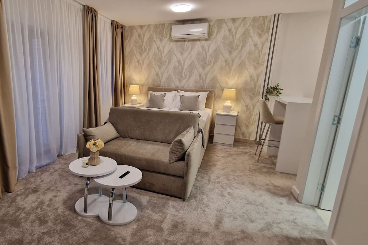 Apartamento luxo, varanda, vista para o pátio | Cofres nos quartos, quartos à prova de som