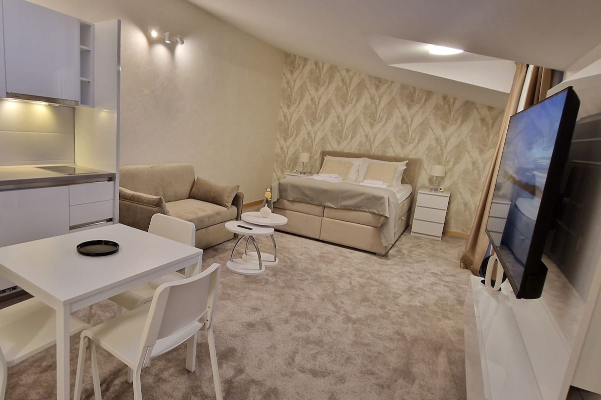 Apartamento, varanda, vista para o pátio | Cofres nos quartos, quartos à prova de som