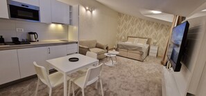 Căn hộ, sân hiên, quang cảnh sân vườn | Két bảo mật tại phòng, phòng cách âm, bàn ủi/dụng cụ ủi quần áo 