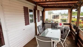 Casa rodante, vista al jardín | Restaurante al aire libre
