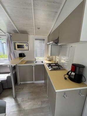 Mobile Home, Garden View | Private kitchen | Highchair - Camping La Tentation (Renty)