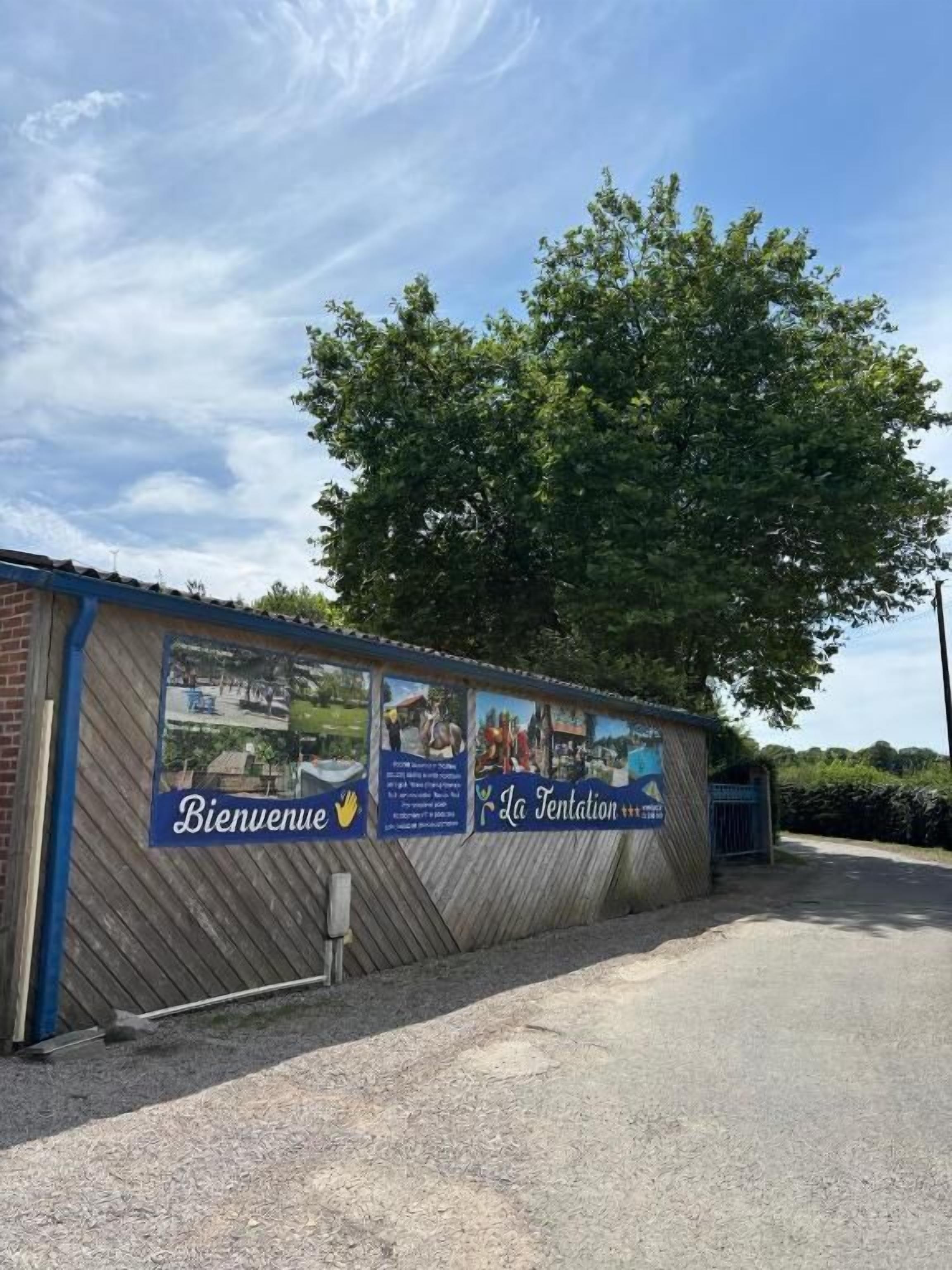 Un bâtiment sur lequel on peut lire les inscriptions « Bienvenue » et « La Tentation ».