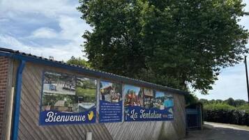 Un bâtiment sur lequel on peut lire les inscriptions « Bienvenue » et « La Tentation ».