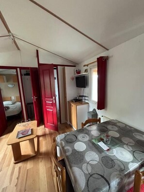 Casa rodante, vista al jardín | Restaurantes