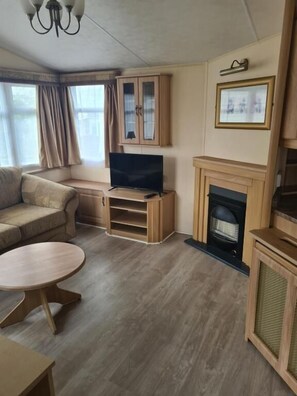 Casa rodante, vista al jardín | Área de sala de estar