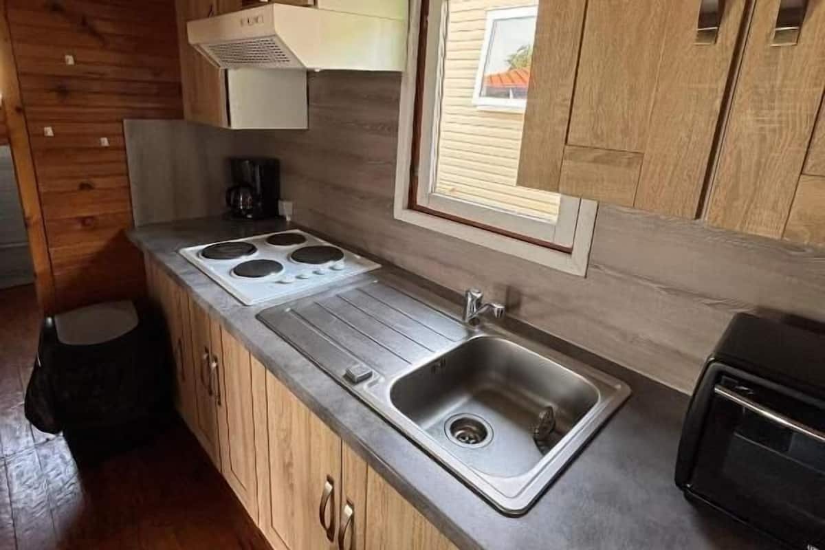 Chalet, vista al jardín | Cocina privada | Periquera