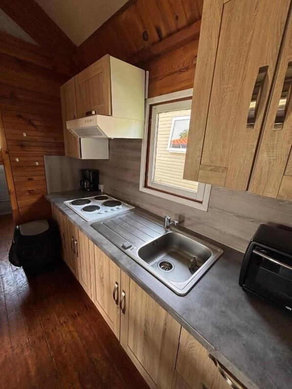 Chalet, vista al jardín | Cocina privada | Periquera 