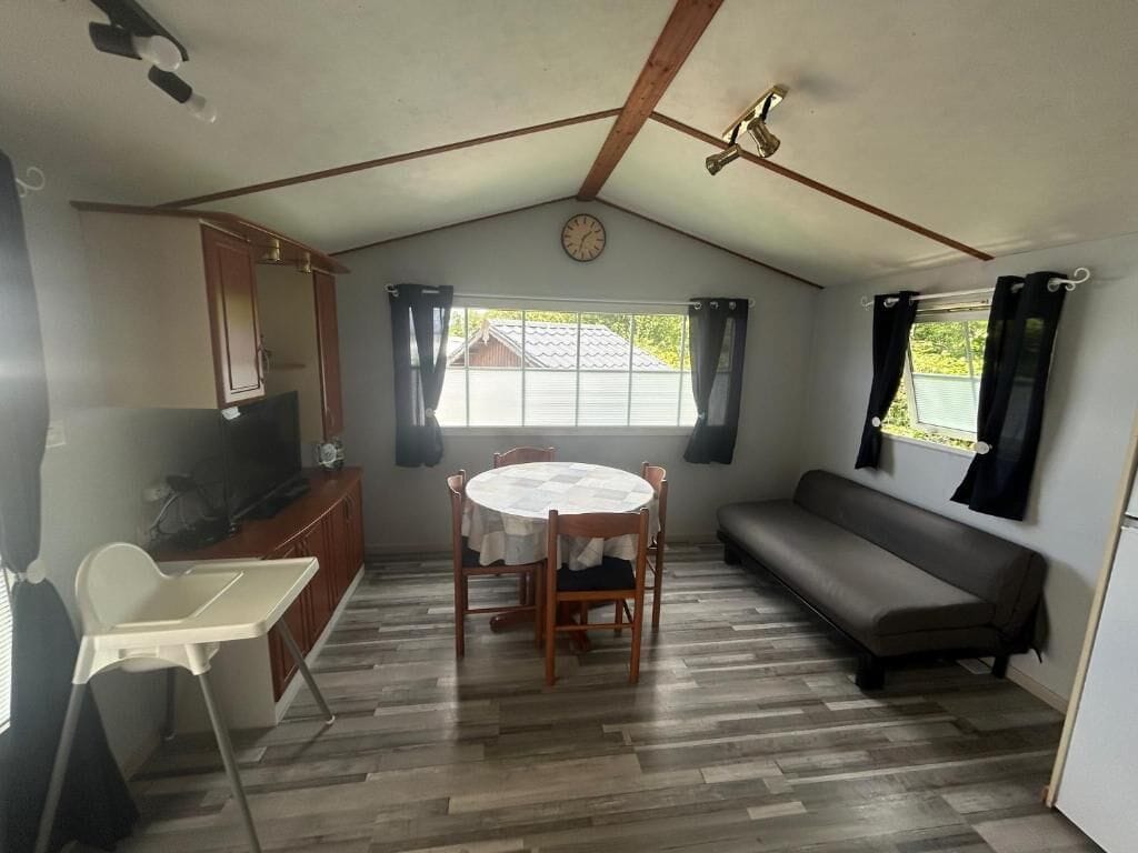 Casa rodante, vista al jardín | Área de sala de estar