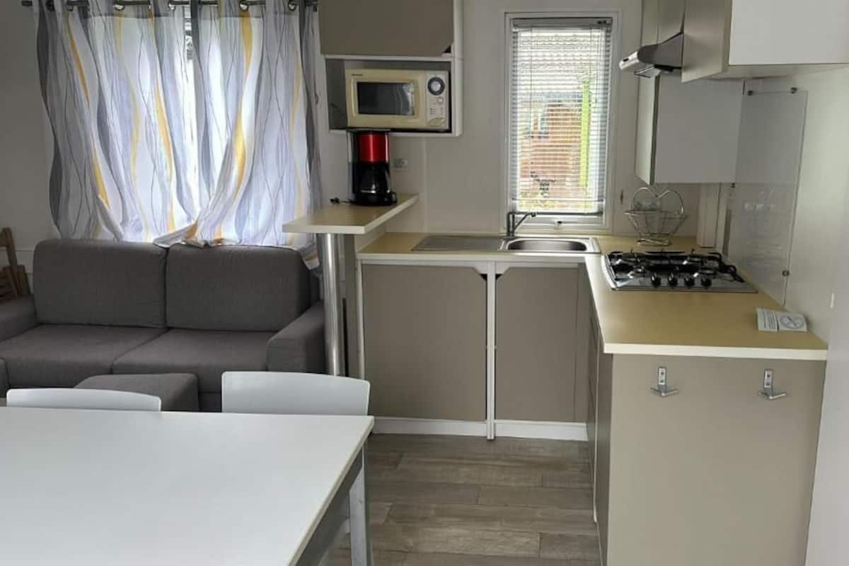 Mobile Home, Garden View | Private kitchen | Highchair