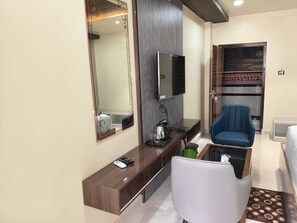 Superior Single Room, City View | Interior