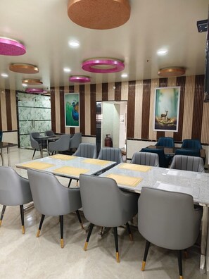 Premium Triple Room, Hill View | Dining