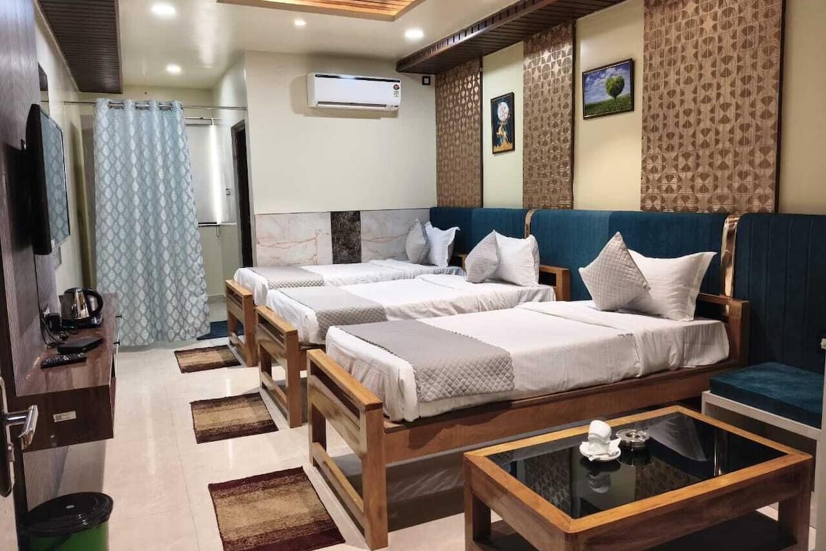 Habitación triple Premium, vistas a la colina | Escritorio, espacio para trabajar con un portátil, wifi gratis