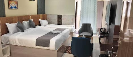 Escritorio, espacio para trabajar con laptop y wifi gratis