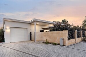 Apartment | Exterior - Spacious Family Home in Wannanup Mandurah (Perth)