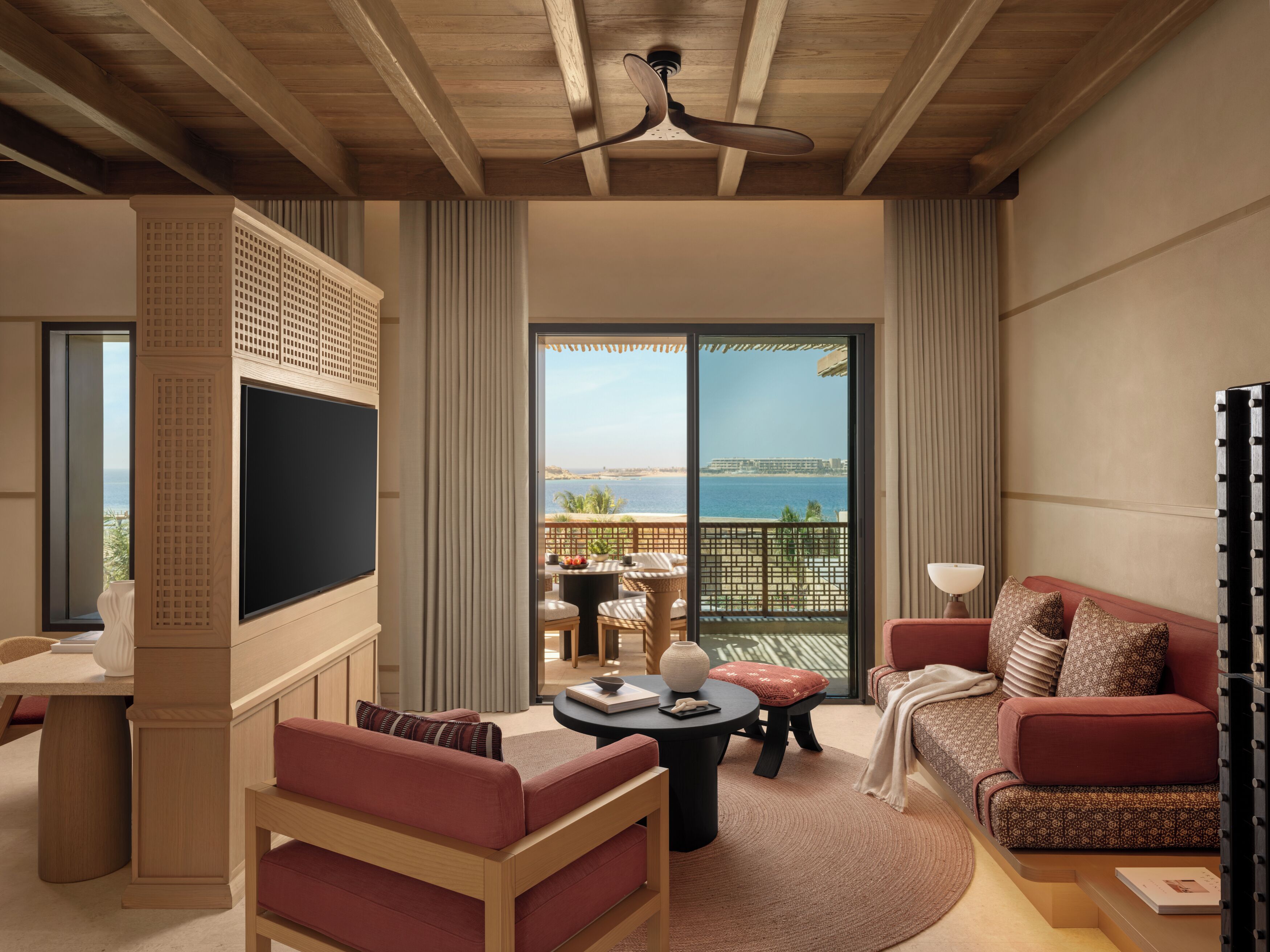 Suite, vista a la bahía | Área de sala de estar | Smart TV y juguetes 