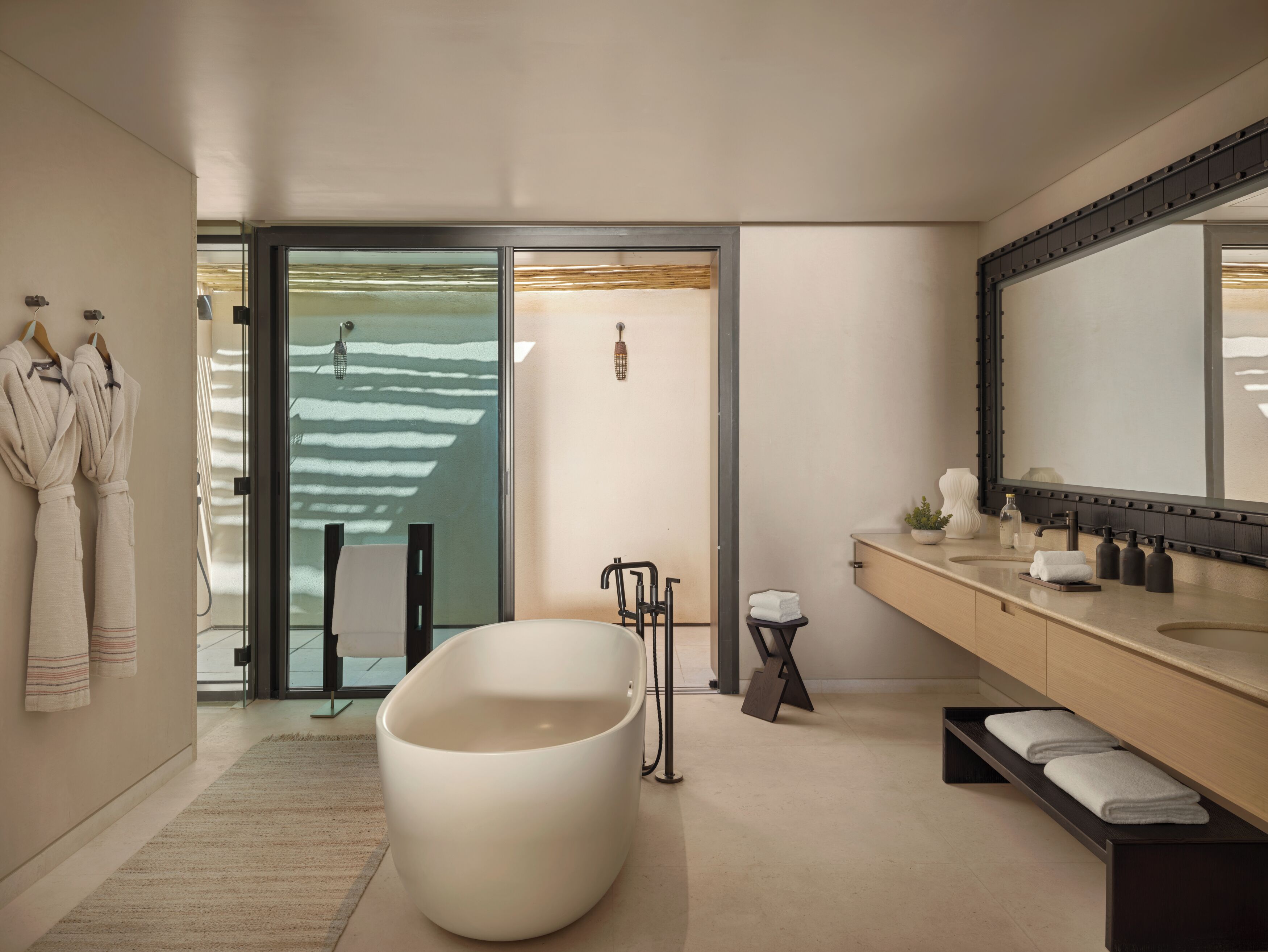 Villa, 2 chambres, piscine privée | Salle de bain | Articles de toilette écologiques, sèche-cheveux, peignoirs, chaussons