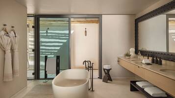 Villa, 2 chambres, piscine privée | Salle de bain | Articles de toilette écologiques, sÚche-cheveux, peignoirs, chaussons