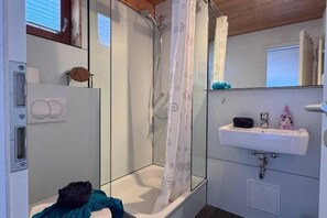 Shower, hair dryer, towels, toilet paper - Seeblau | Seenah | seeglueck (Konstanz)