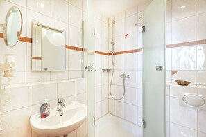 Hair dryer, towels, soap, toilet paper - Apartment no. 01 (Warnemünde)