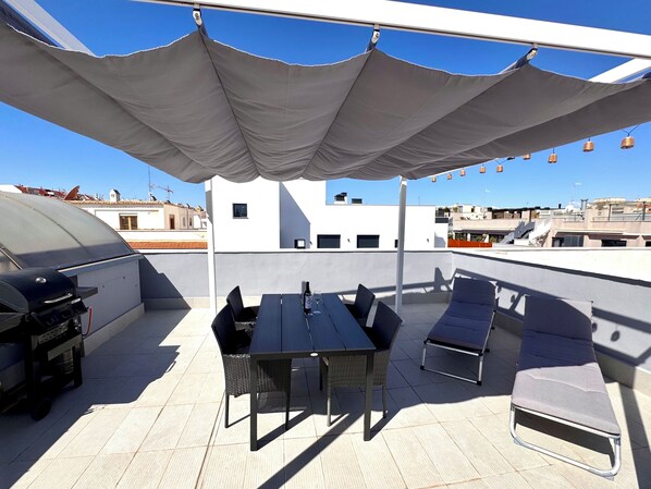 Outdoor dining - Luxurious apartment, 5 min walk to the beach and center Torrevieja. (Torrevieja)