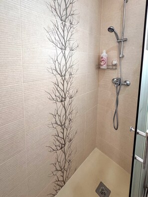 Shower, hair dryer, towels, soap - Luxurious apartment, 5 min walk to the beach and center Torrevieja. (Torrevieja)