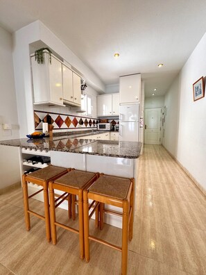 Private kitchen - Luxurious apartment, 5 min walk to the beach and center Torrevieja. (Torrevieja)