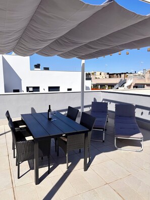 Outdoor dining - Luxurious apartment, 5 min walk to the beach and center Torrevieja. (Torrevieja)