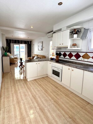 Interior - Luxurious apartment, 5 min walk to the beach and center Torrevieja. (Torrevieja)
