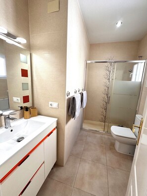 Shower, hair dryer, towels, soap - Luxurious apartment, 5 min walk to the beach and center Torrevieja. (Torrevieja)