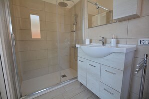 Shower, hair dryer, bidet, towels - Dante Rooftop - your penthouse in the center of Cagliari (Cagliari)