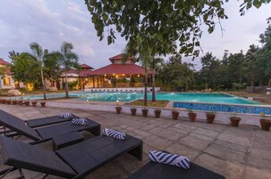 Una piscina al aire libre, camas de piscina gratis