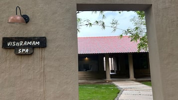 Parihoitohuone(ita), vartalohoitoja, syväkudoshierontaa