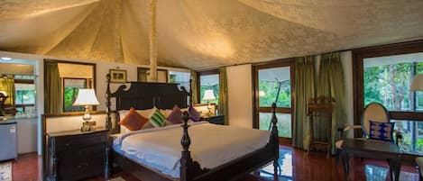 Tenda Mewah | Ruang kerja ramah laptop dan setrika/meja setrika