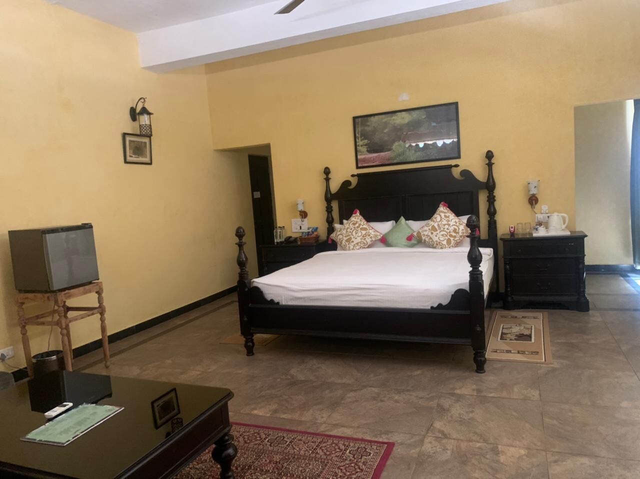 Perhehuvila | Kannettavalle tietokoneelle sopiva työtila, silitysrauta/-lauta