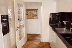 Réfrigérateur, plaque de cuisson, lave-vaisselle, cafetière/bouilloire