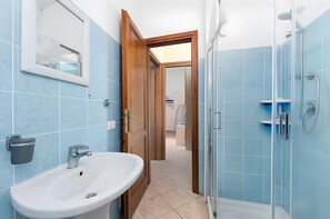 Douche, sèche-cheveux, serviettes fournies