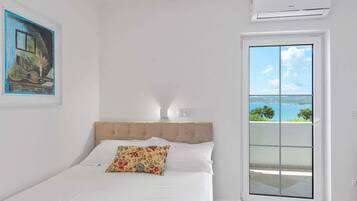 Căn hộ | 1 phòng ngủ, trang bị nội thất với thiết kế riêng biệt