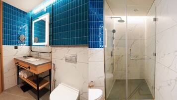 Studio | Badkamer | Een douche, handdoeken