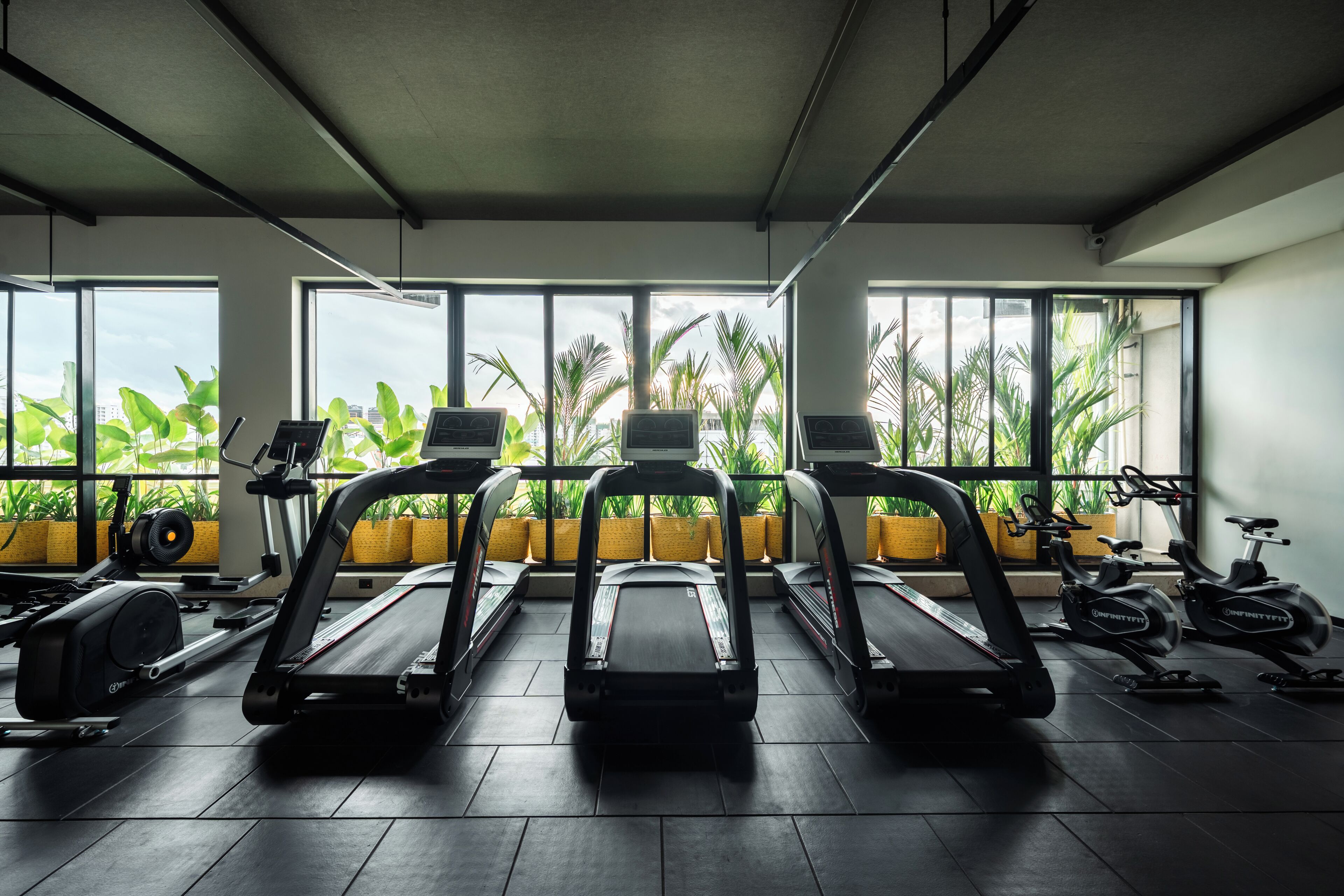 Ein Fitnessstudio mit Laufbändern, Ergometer und Krafttrainingsgeräten.