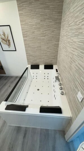 Double Room (Con Jacuzzi) | Bathroom | Free toiletries, hair dryer, towels, soap - jacuzzi rooms (Madrid)