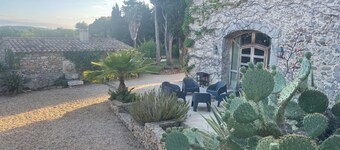 Authentic winegrower's farmhouse and park facing the sea