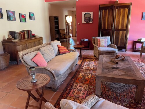 Authentic winegrower's farmhouse and park facing the sea