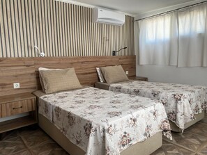 Appartement familial, balcon, vue sur la piscine | Coffre-fort, fer et planche à repasser, lit de bébé portatif
