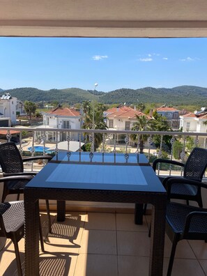 Family Apart Daire, Balkon, Havuz Manzaralı | Teras/veranda